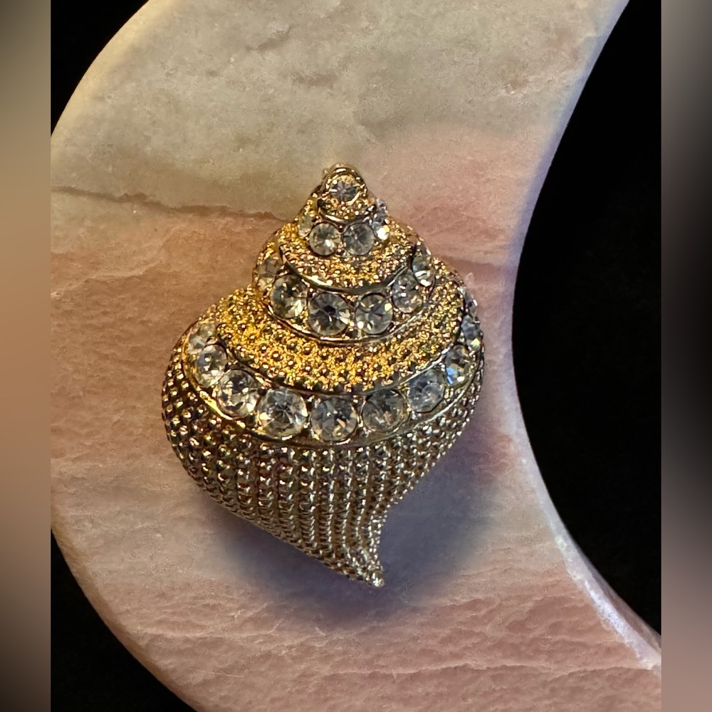 KJL Vintage Conch Shell Brooch🐚